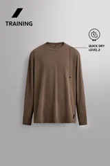 Camiseta de entrenamiento de manga larga y cuello redondo, confeccionada en tejido técnico ligero y elástico con tecnología de secado rápido. Presenta costuras planas para mayor resistencia y comodidad durante el movimiento, con un pequeño logo estampado en el bajo.