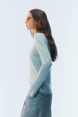 Sweater de tejido de punto color tostado, con calce al cuerpo, mangas largas y escote redondo.
