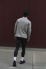 Calza deportiva negra de running, con cintura elástica y bolsillos laterales. Cuenta con tecnología DryMove para absorber la humedad.