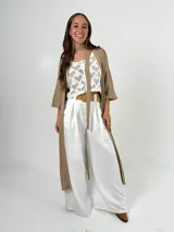 Saco tipo kimono color beige, confeccionado en hilo italiano, de manga corta y corte holgado. Incluye lazo para usar como choker o cinturón.