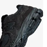 Championes New Balance modelo 2002R Protection Pack, color negro, confeccionados en gamuza y malla con detalles desgastados.