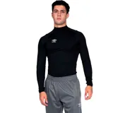 Remera térmica Umbro negra de poliéster y spandex, de manga larga y cuello alto.