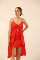 Minifalda negra de satén con cintura elástica y corte evasé.