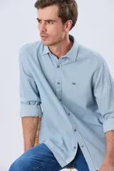 Camisa de manga larga confeccionada en mezcla de lino y algodón, con diseño de rayas finas, cuello camisero y cierre frontal de botones.