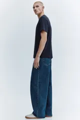 Remera de hombre de color azul marino, corte regular, cuello redondo y mangas cortas.