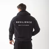Canguro oversize de felpa premium en color negro, con capucha y bordado de alta calidad en la espalda con la frase 'RESILIENCE BUILT IN SILENCE'.
