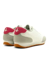 Championes deportivos Santa Barbara modelo Flair, en color amarillo con detalles en mostaza, plateado y blanco. Cuentan con cordones blancos, suela blanca y base de goma marrón.