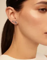 Aro piercing de metal plateado con forma de trébol de cuatro hojas.