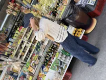 Saco de punto color crema con detalles en crochet verde, cierre frontal con botones y mangas largas.