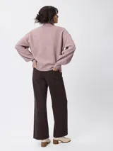 Sweater de punto en color gris, con cuello alto tipo tortuga y diseño de calce holgado con mangas largas.