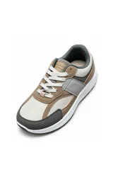 Championes deportivos Paddock Flork con tecnología Fleeex, en combinación de colores gris, marrón, blanco y detalles en rosado. Confeccionados con paneles de malla y refuerzos sintéticos.