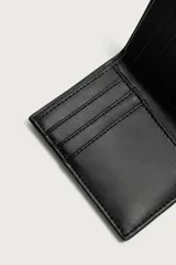 Cartera vertical de cuero sintético negro, con diseño minimalista, un compartimento para billetes y seis ranuras para tarjetas.