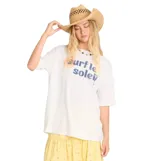 Remera Billabong de manga corta color blanco, de corte holgado y diseño casual. Cuenta con un estampado frontal con la leyenda "Surf le soleil" y un gráfico de sol en tonos azul y naranja.