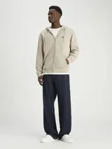 Buzo Calvin Klein con capucha y cremallera, color lila, de corte relaxed, con bolsillos laterales, puños y dobladillo con punto canalé y parche con logo en el pecho.