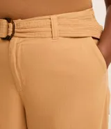 Pantalón de sarga de corte ancho tipo pantalona, color tostado, con cintura fija, trabillas, elástico trasero y cinturón incorporado con hebilla redonda.