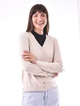 Saco tipo cárdigan negro con botones dorados, escote en V y mangas largas.