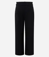 Pantalón wide leg de crepé color negro, con piernas amplias, pinzas delanteras y cinturón incorporado del mismo tejido con hebilla metálica.