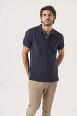 Pantalón chino color beige de corte recto.
