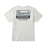 Remera blanca de manga corta con logo de Roark Expeditions estampado en el pecho.