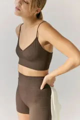 Top marrón de morley con escote en V y breteles regulables.