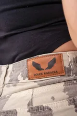 Pantalón Oxford de jean con estampado de vaca en tonos beige y marrón.