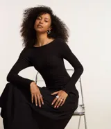 Vestido midi negro de rib con viscosa certificada, corte ajustado, escote U, manga larga, espalda abierta y pliegues.