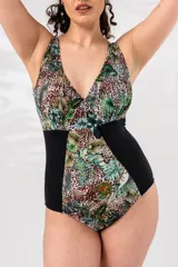 Malla entera con estampado de hojas y animal print, con laterales negros.