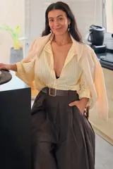 Camisa de algodón con diseño de rayas verticales en tonos amarillo y blanco, de corte clásico y manga larga.