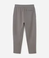 Pantalón deportivo de corte recto con ajuste levemente afunilado, confeccionado en tejido técnico con cintura elástica ancha. Presenta bolsillos laterales y bolsillo trasero embutido con acabado limpio.