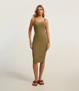 Vestido midi blanco acanalado, de algodón sostenible, con escote cuadrado y tirantes medios.