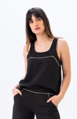 Musculosa negra de lino y algodón con escote cuadrado y ribete blanco en cuello y sisas.