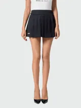 Minifalda negra de lana con diseño plisado, cintura alta y logo dorado en la parte inferior.