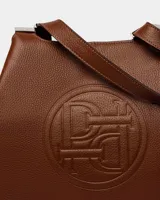 Bolso de hombro azul marino de cuero graneado con logo grabado en el centro.