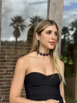 Gargantilla corta con brillantes de colores facetados, cadena de acero quirúrgico y cierre con gancho regulable.