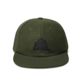 Gorro verde militar de seis paneles con visera plana y logo de Roark bordado en negro en el frente.
