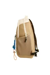 Mochila Discovery de diseño bicolor en beige y tostado. Presenta un compartimento principal con cierre, un bolsillo frontal vertical con cierre y bolsillos laterales de malla. Incluye el nombre de la marca impreso en el lateral y un detalle de cinta azul con mosquetón en el frente.