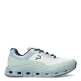 Championes deportivos unisex con diseño moderno, capellada de malla blanca y refuerzos en tono verde agua. Presentan una mediasuela voluminosa de color celeste con orificios laterales para mayor amortiguación y suela negra.