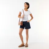 Short de denim azul oscuro de tiro alto, corte recto y estilo clásico con bolsillos y costuras visibles.