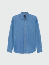 Camisa de manga larga celeste de denim, marca BOSS Black, con cuello clásico, cierre con botones y logo bordado en el pecho.