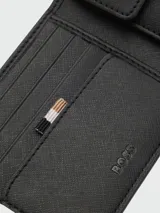 Billetera plegable Boss modelo Zair, color negro con textura fina y logo metálico plateado en la esquina inferior.