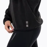Buzo polar de mujer Merrell, confeccionado en microfleece de poliéster reciclado. Presenta diseño de media cremallera, cuello alto y mangas largas con puños elásticos. Incluye logo bordado en el pecho.