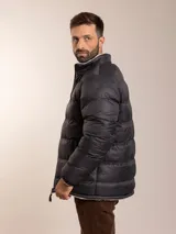 Campera puffer azul con cuello alto y cierre frontal. Interior forrado en sherpa color crema.