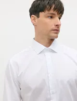 Camisa de vestir Harrington de manga larga y diseño liso, confeccionada en suave algodón peruano con cuello camisero y cierre frontal de botones.