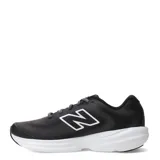 Championes de running New Balance modelo 411, color negro con detalles en blanco. Presentan una capellada de malla transpirable, cierre con cordones y una entresuela blanca que proporciona amortiguación. Incluyen el logo de la marca en el lateral.