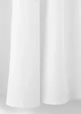 Falda midi evasé de color blanco, confeccionada en tejido de algodón con tiro medio y cintura elástica.