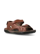 Sandalias de cuero color marrón, con diseño cerrado en el talón, tiras anchas en los laterales y cierre con velcro en el empeine y la parte frontal. Suela de goma negra con costuras visibles.