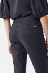 Pantalón negro de vestir, de corte recto y tiro medio.