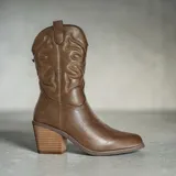 Botas estilo texano color marrón chocolate, con caña media, costuras decorativas en el frente y taco cuadrado de madera.