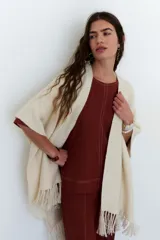 Blusa de lino color terracota con cuello redondo, mangas 3/4 y costuras a contratono visibles.