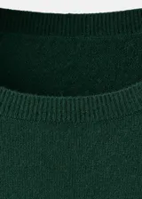 Vestido corto de punto fino, color verde oscuro, con cuello redondo y mangas largas. Presenta un diseño recto y minimalista.